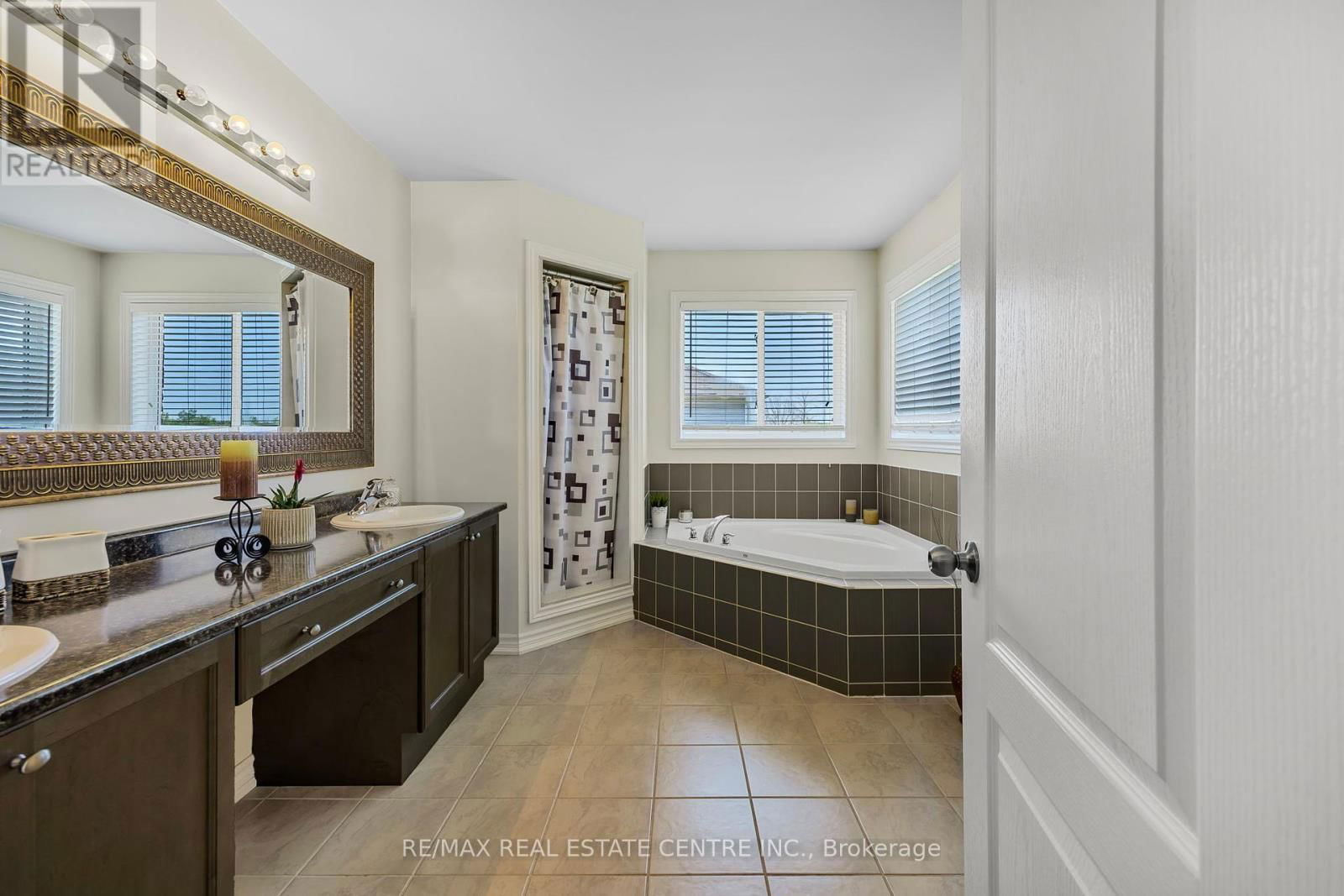 904 O'REILLY CRESCENT Image 26