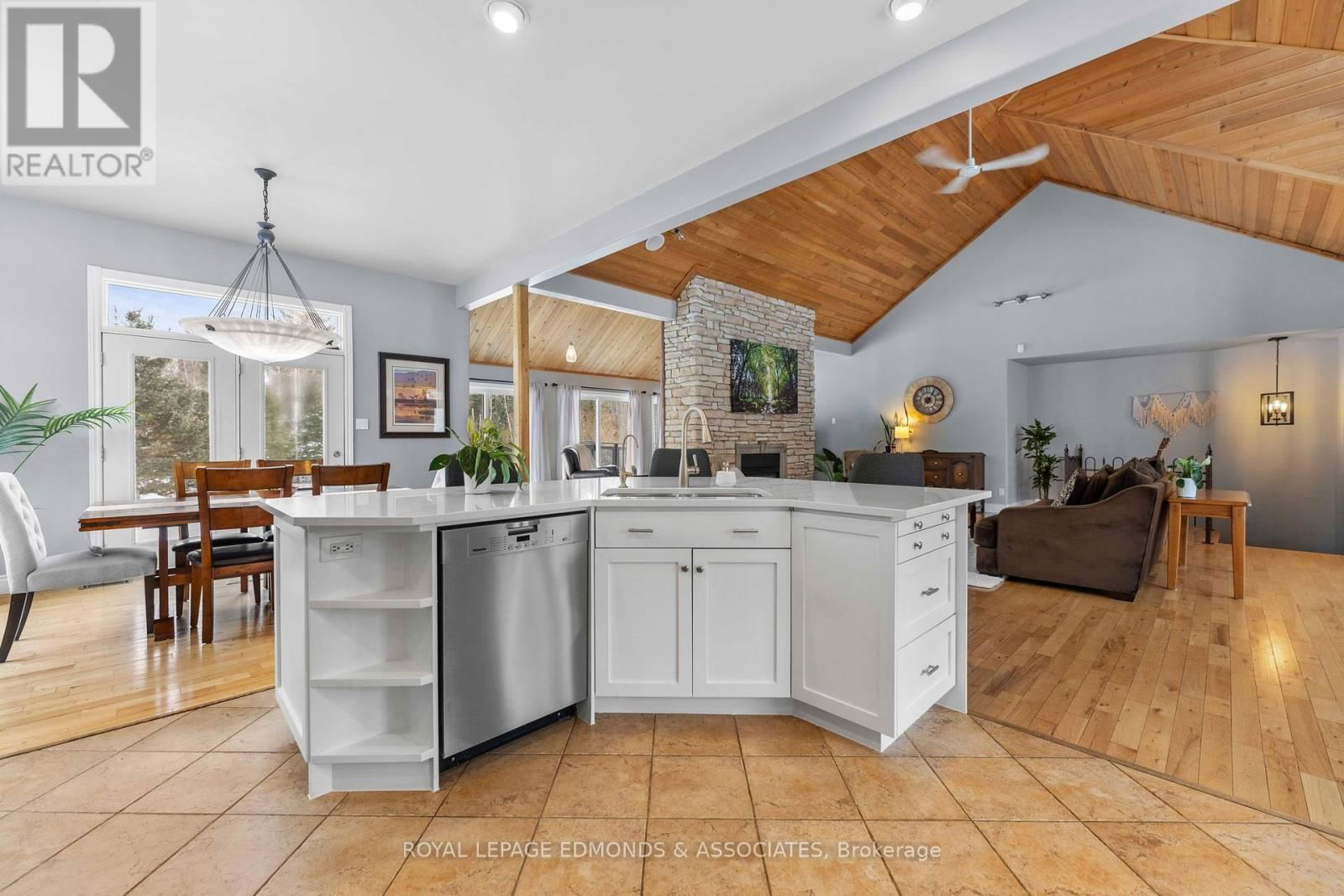 50 BLUE DANUBE WAY Image 13
