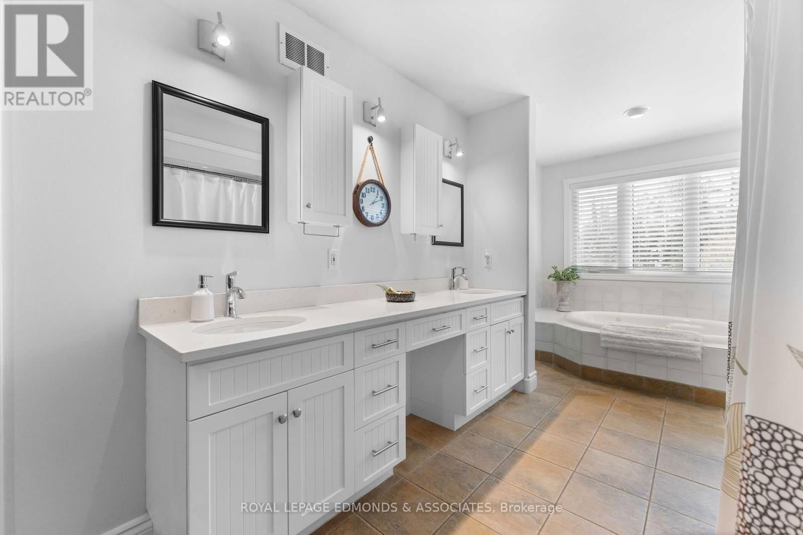 50 BLUE DANUBE WAY Image 19