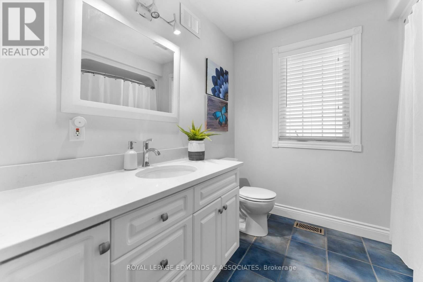50 BLUE DANUBE WAY Image 26