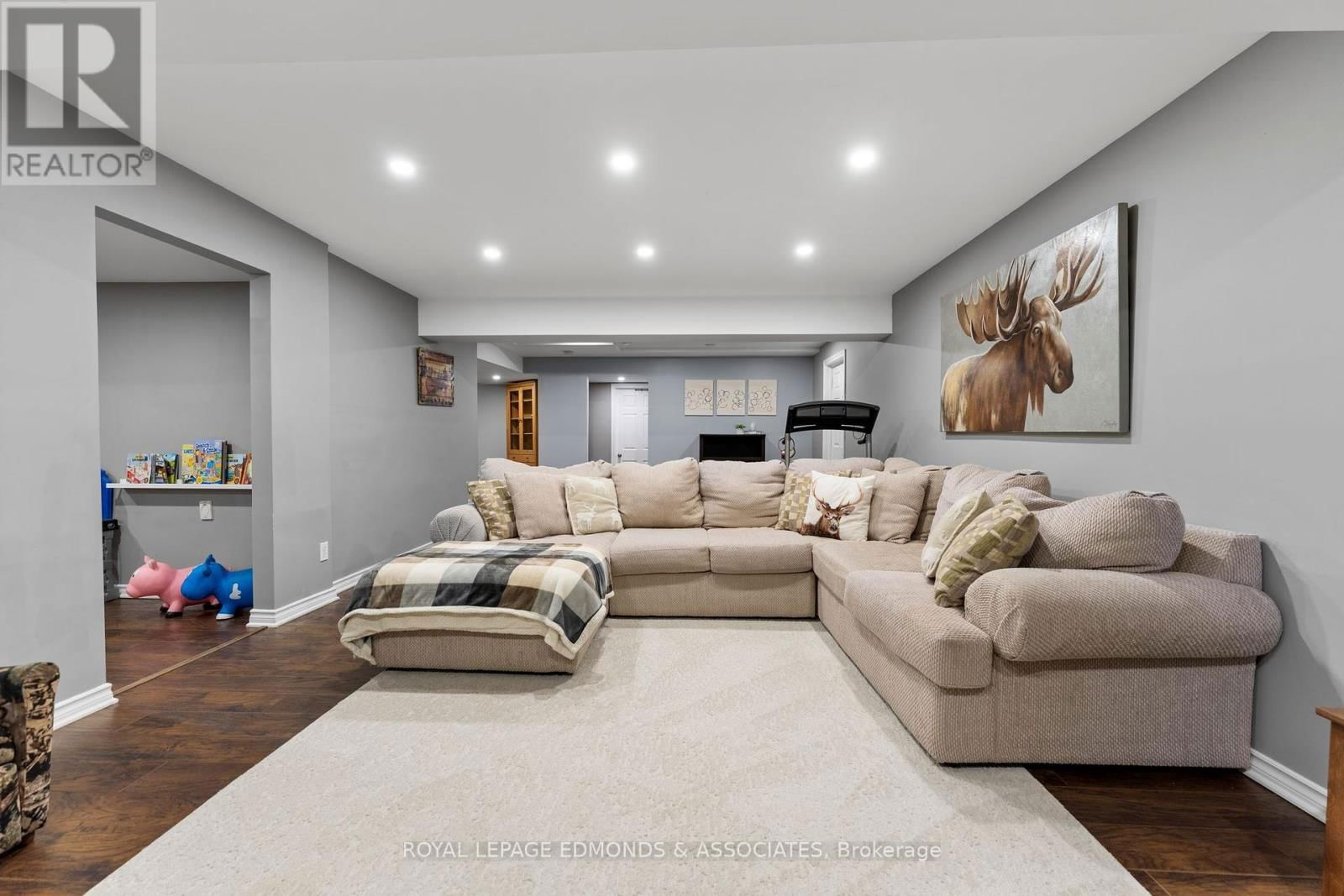 50 BLUE DANUBE WAY Image 30