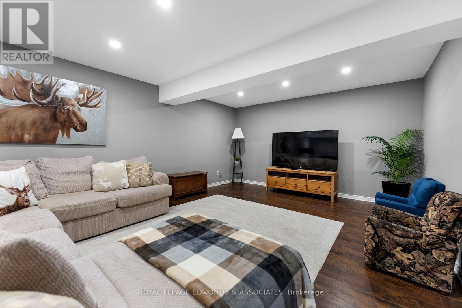 50 BLUE DANUBE WAY Image 31