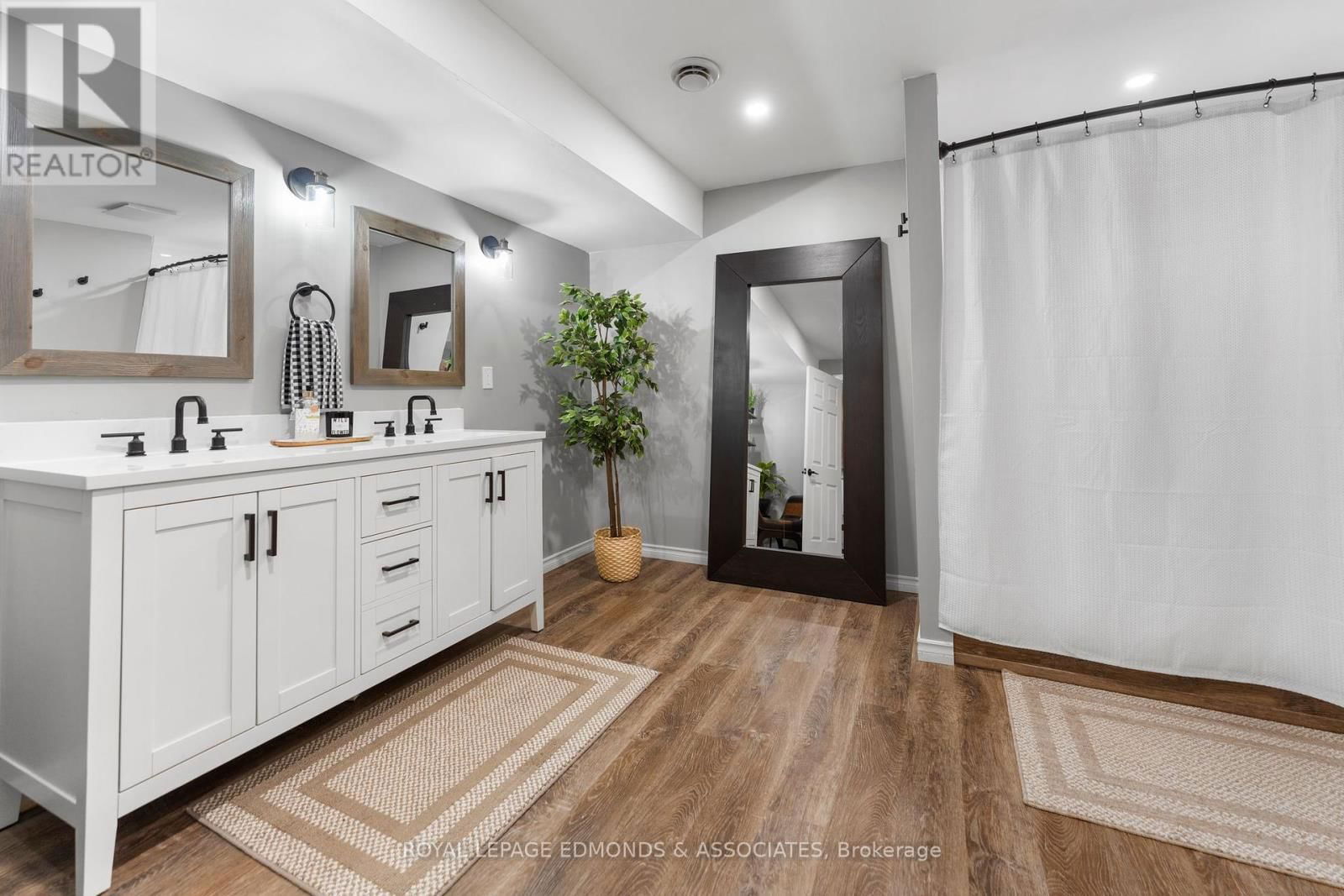 50 BLUE DANUBE WAY Image 32