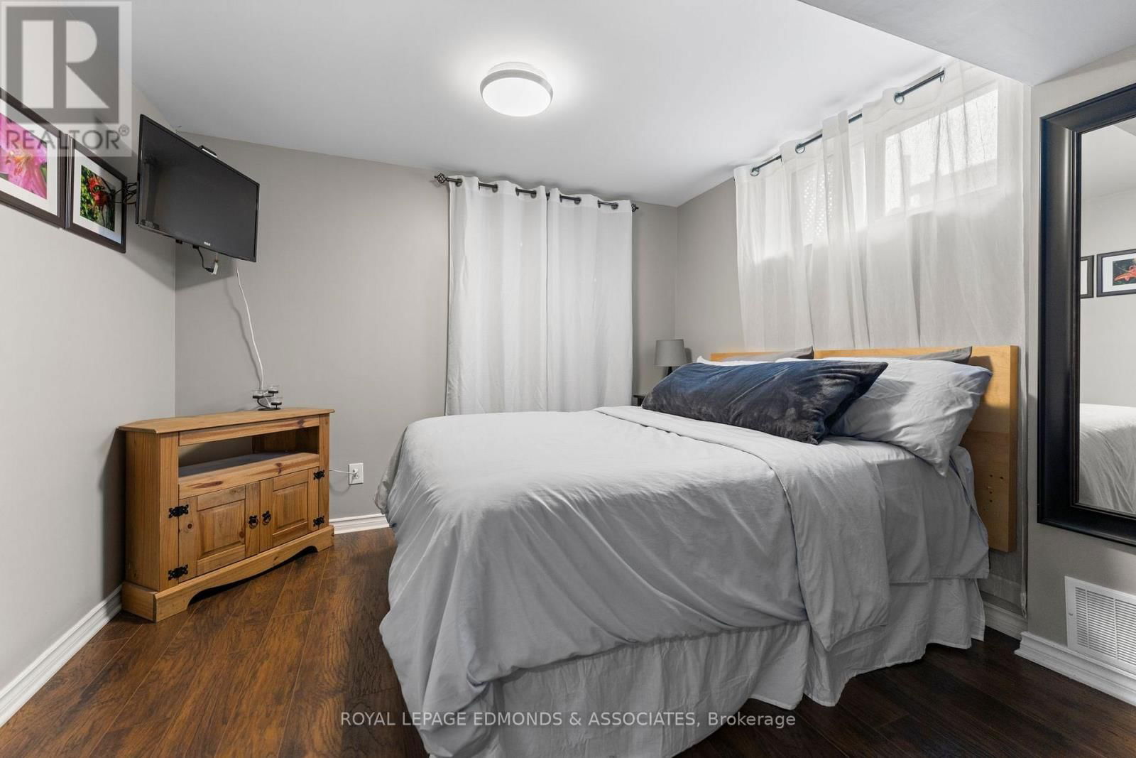 50 BLUE DANUBE WAY Image 34