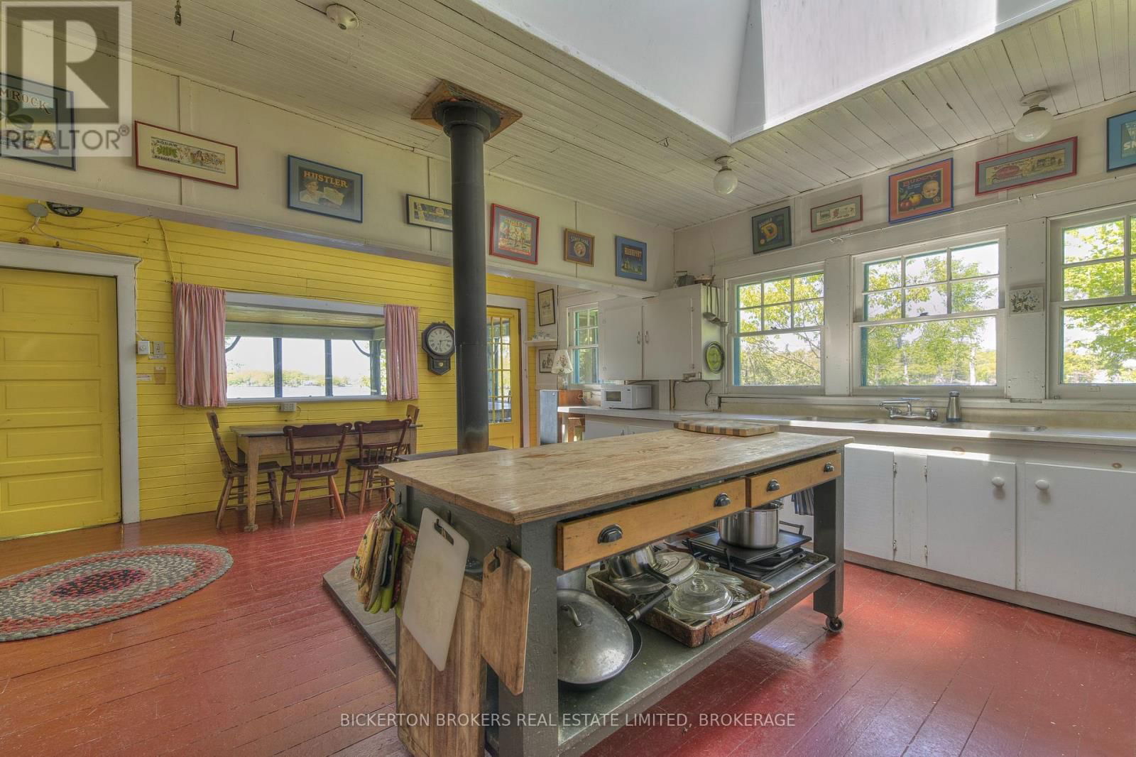 16 HAY ISLAND Image 14