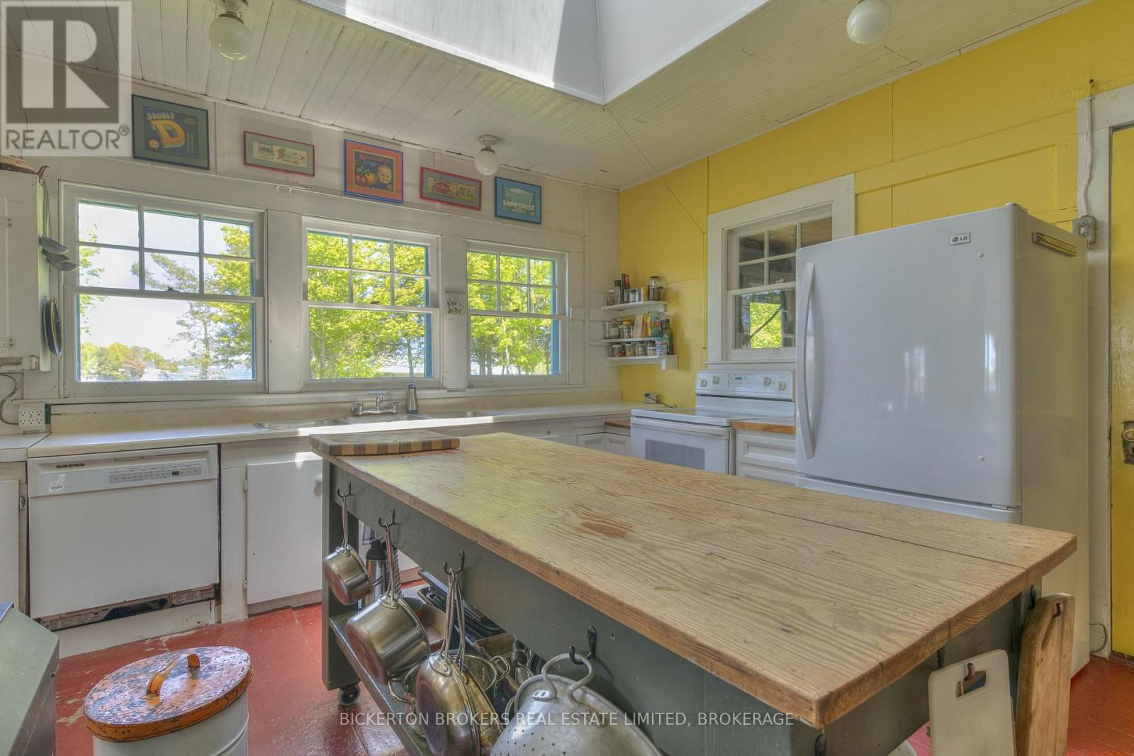16 HAY ISLAND Image 15