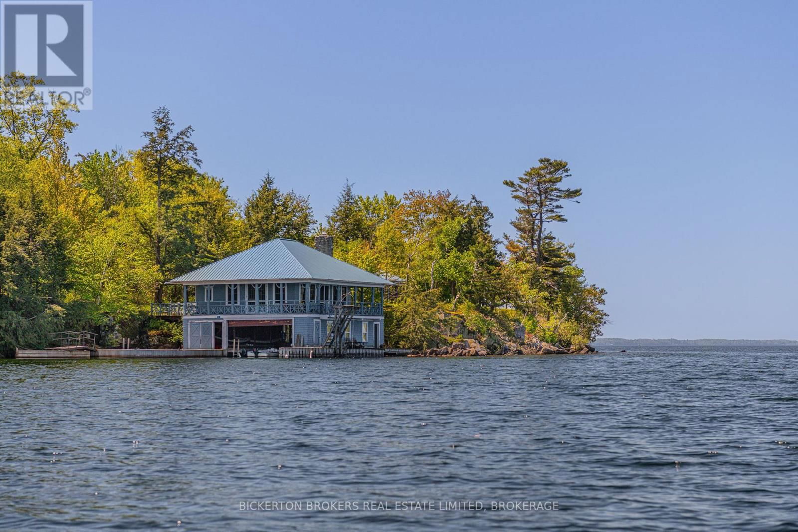 16 HAY ISLAND Image 2