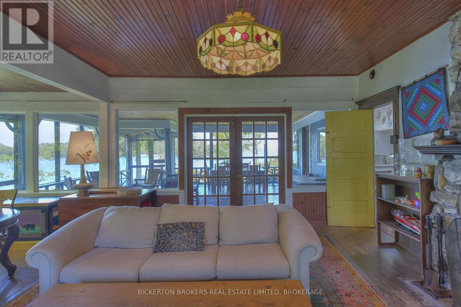 16 HAY ISLAND Image 23