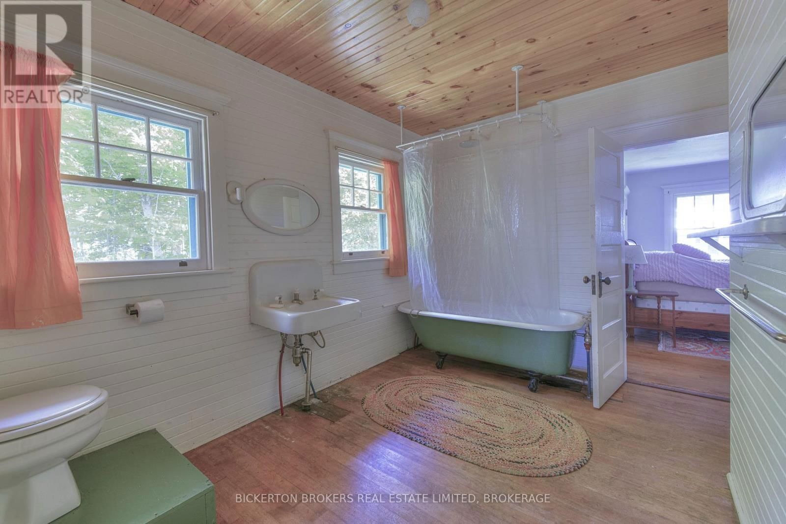 16 HAY ISLAND Image 38