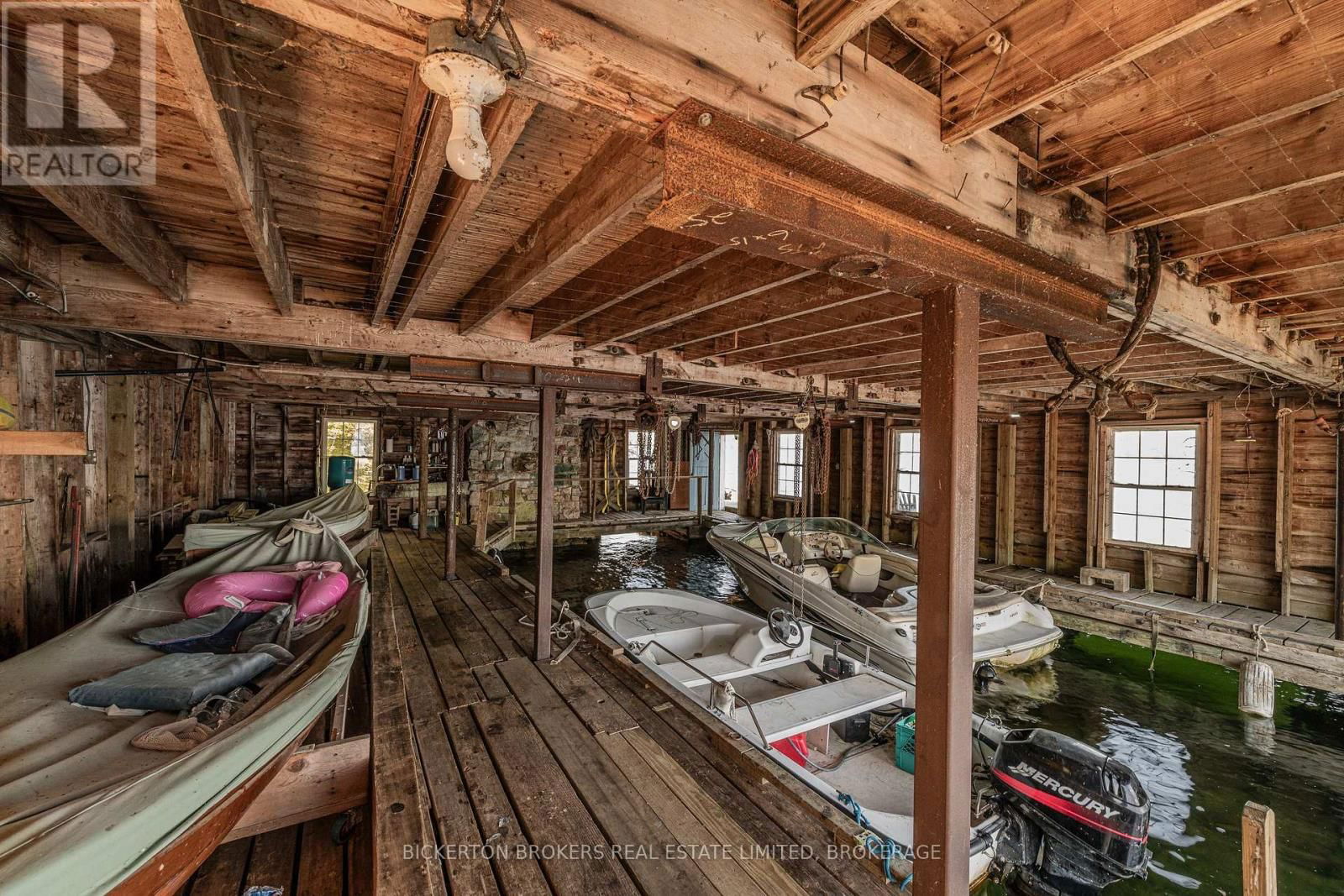 16 HAY ISLAND Image 7
