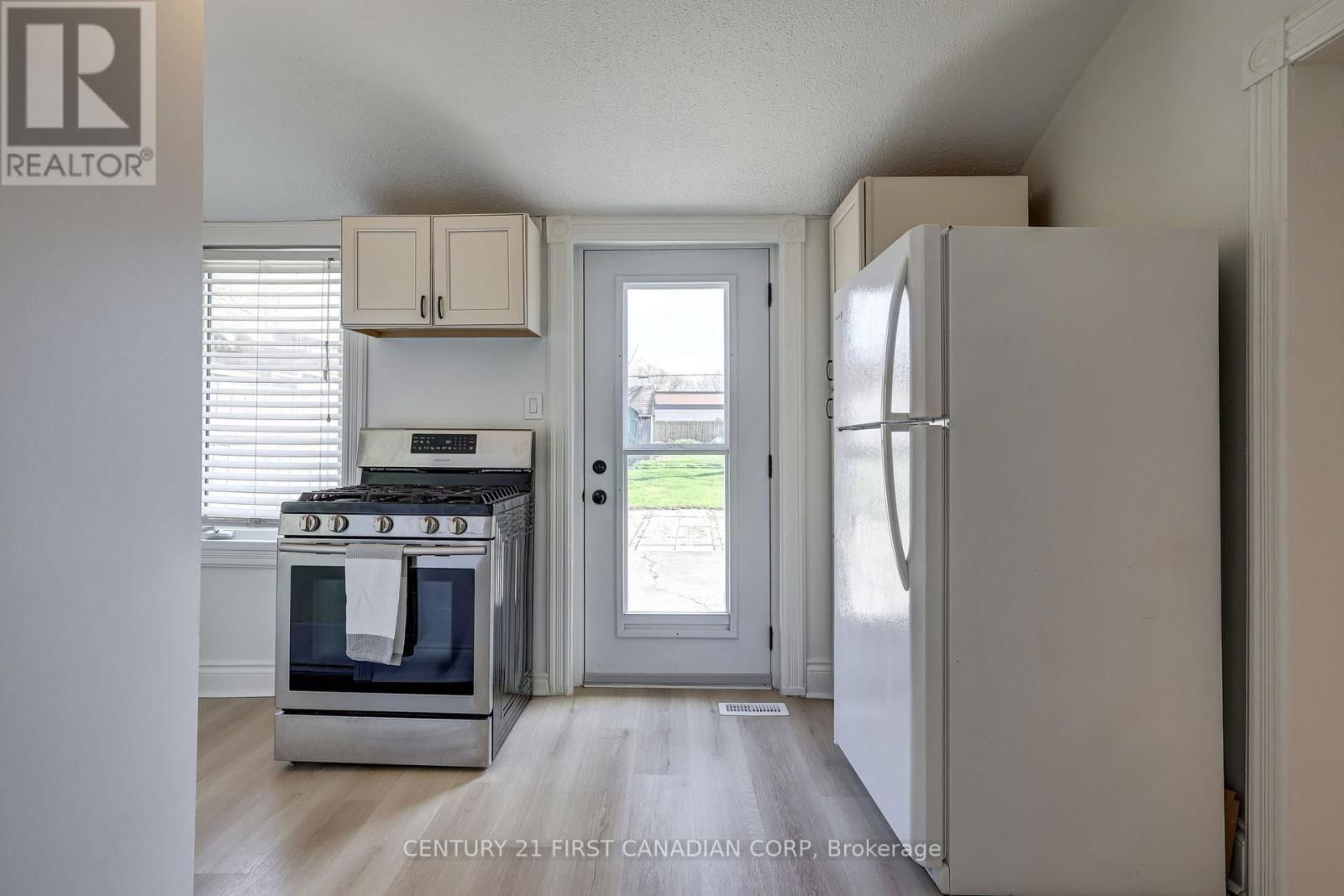 821 QUEENS AVENUE Image 19