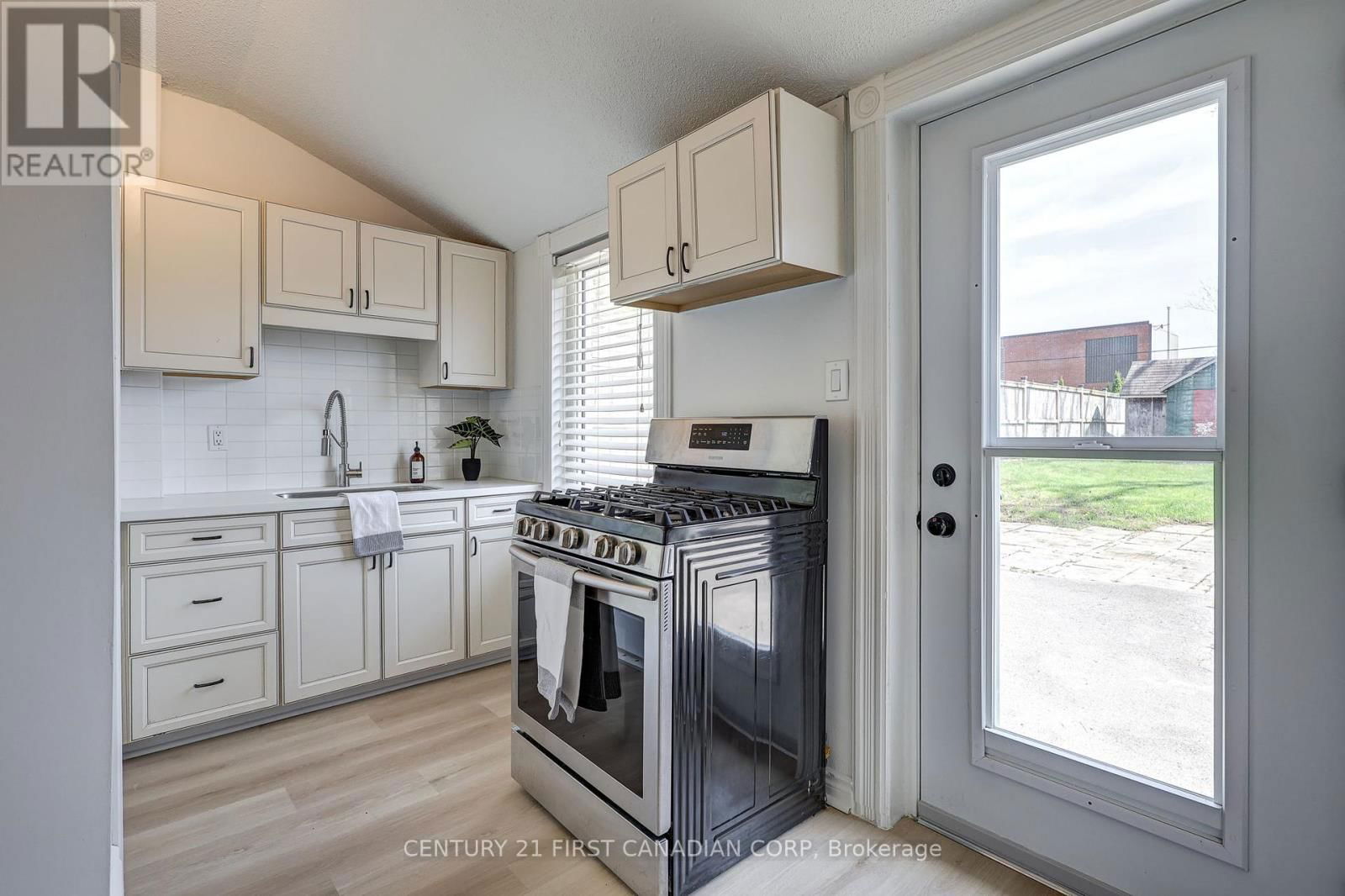 821 QUEENS AVENUE Image 20