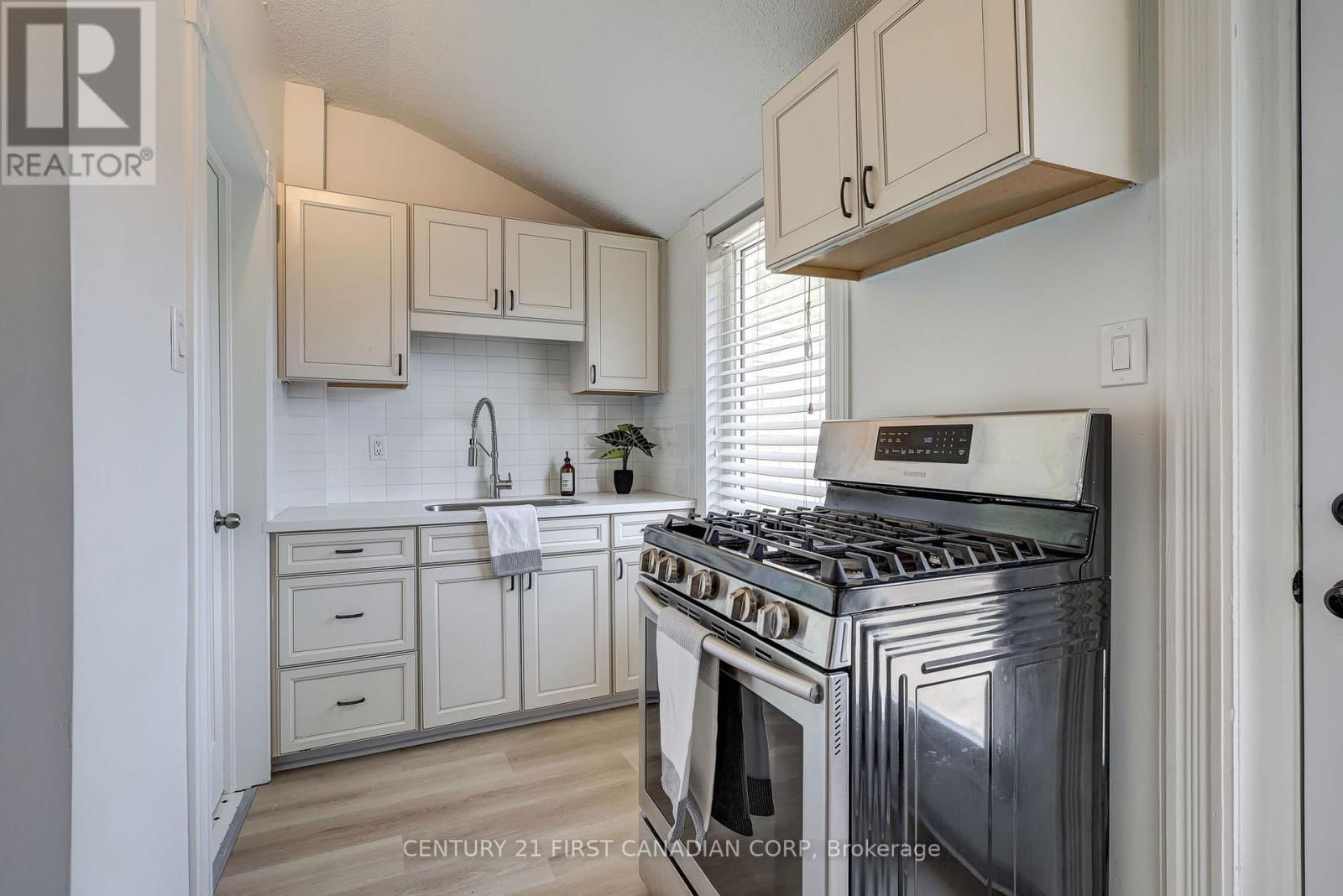 821 QUEENS AVENUE Image 21