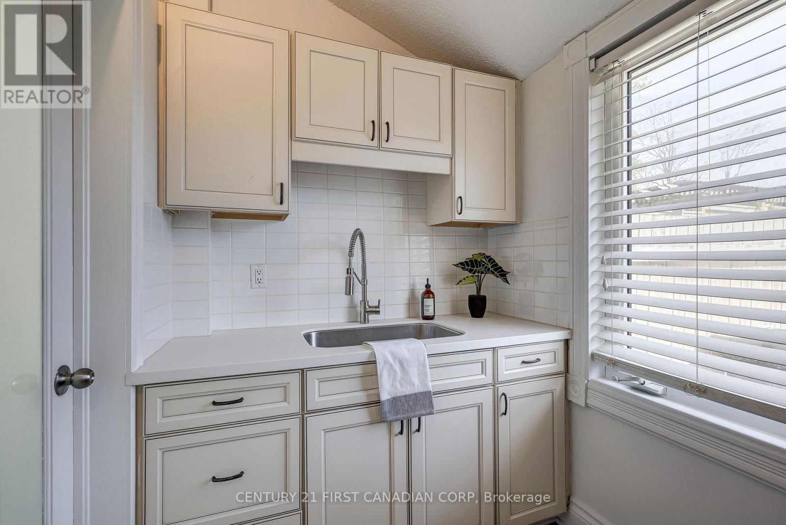 821 QUEENS AVENUE Image 22