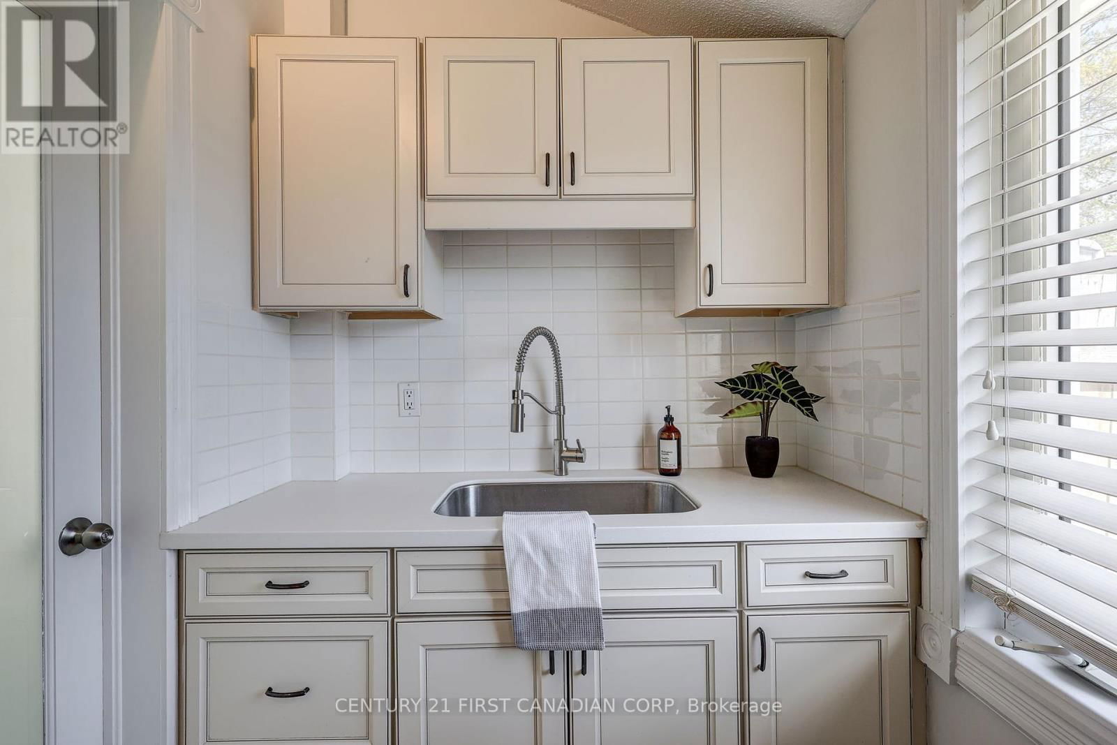 821 QUEENS AVENUE Image 23