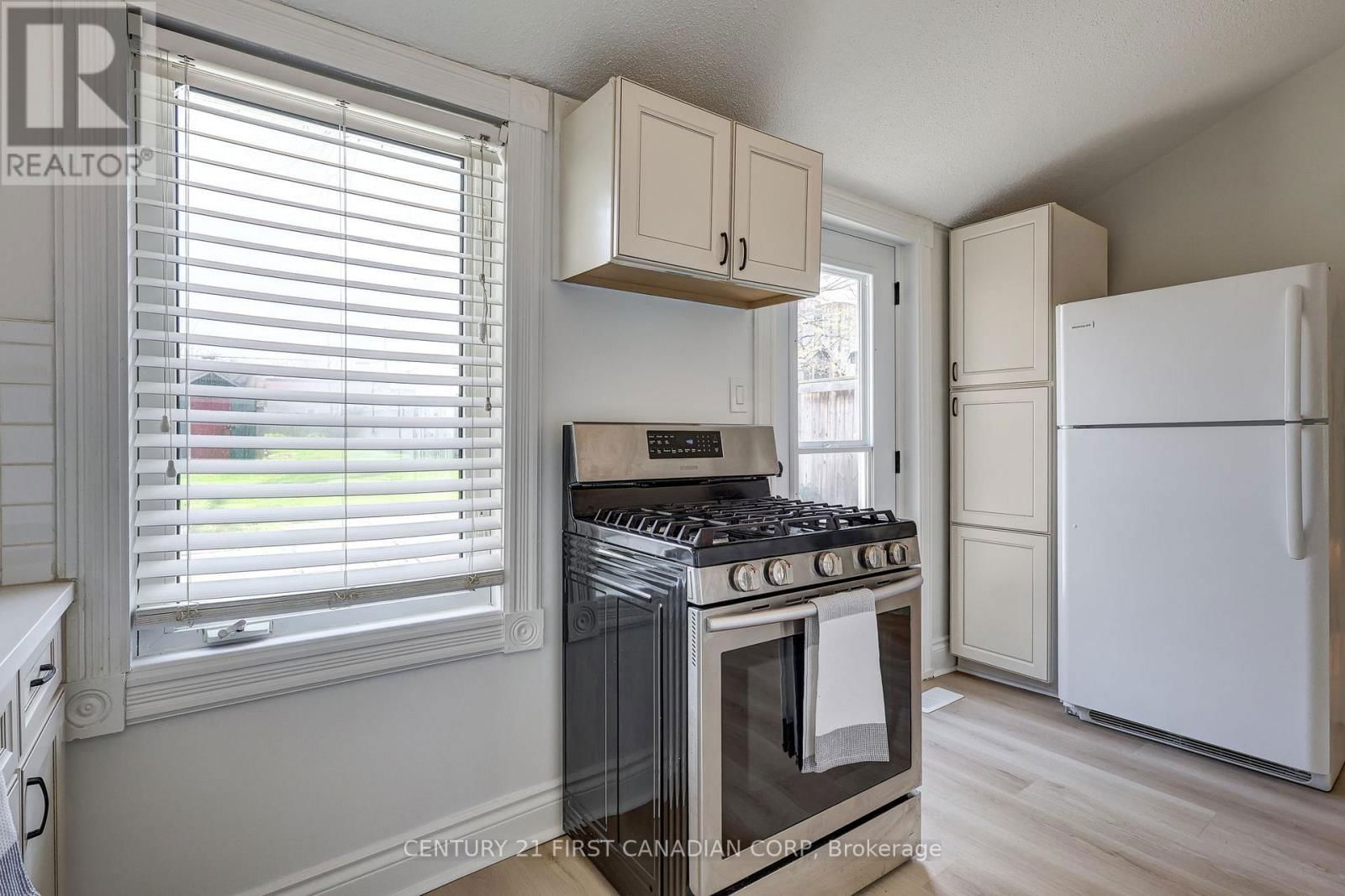 821 QUEENS AVENUE Image 24