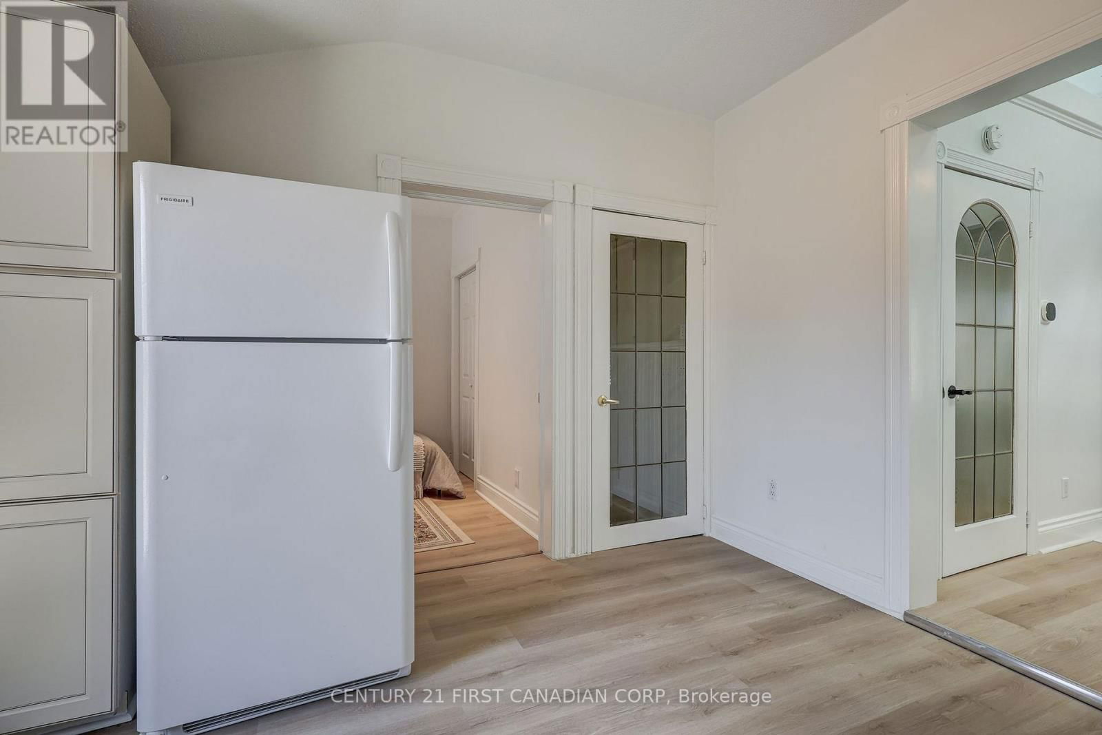 821 QUEENS AVENUE Image 25