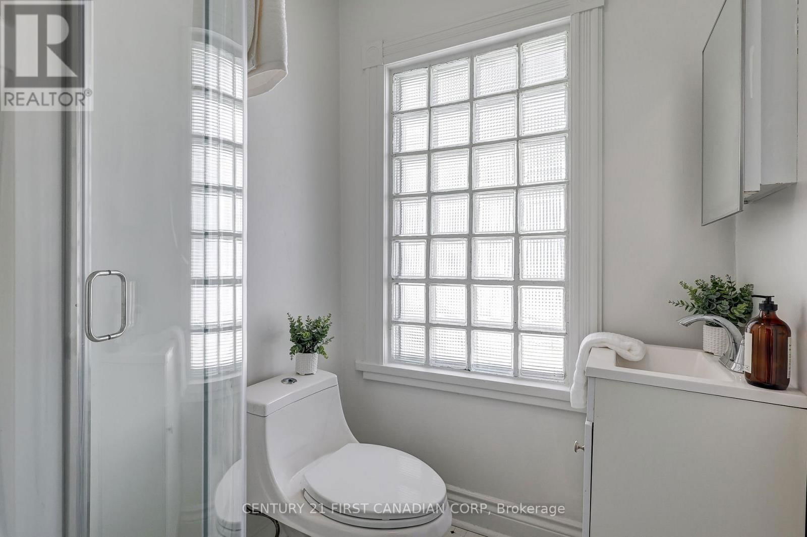 821 QUEENS AVENUE Image 32