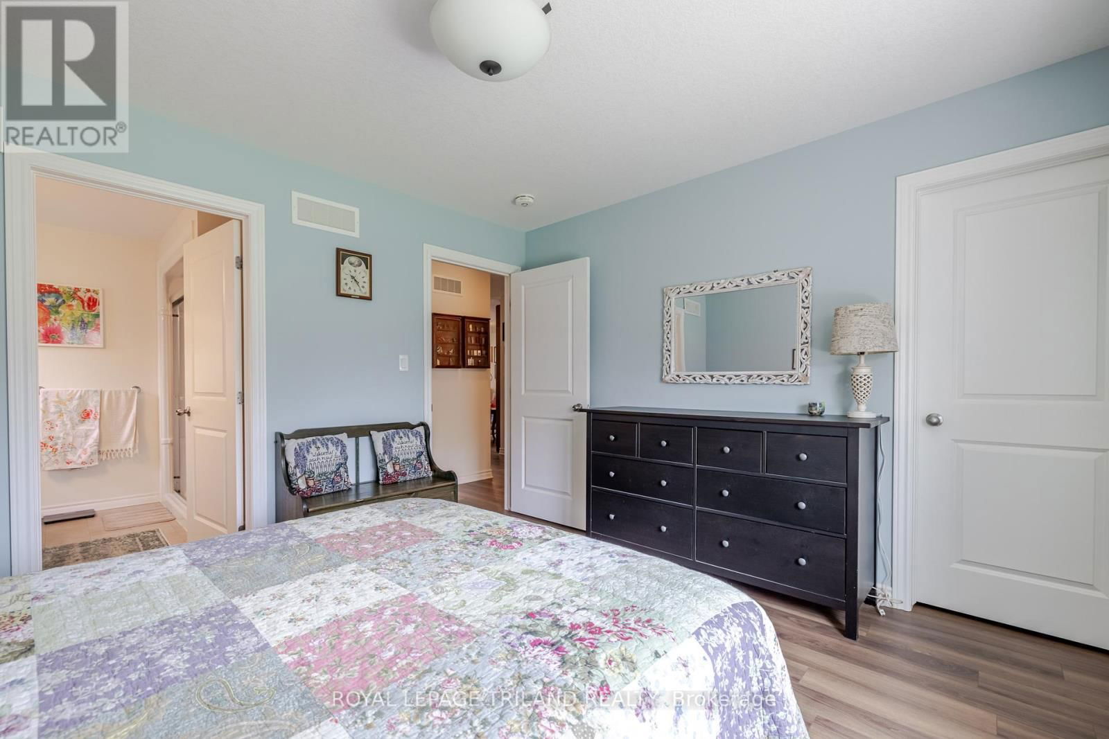 31 ACORN TRAIL Image 18