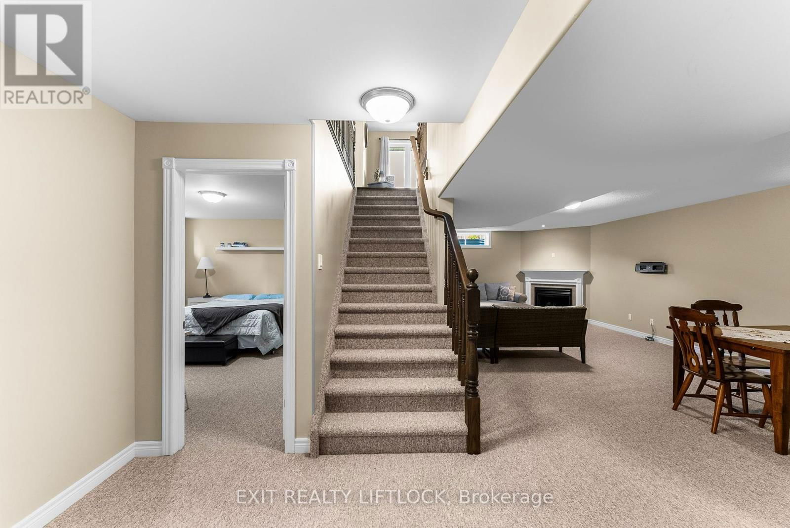 182 CHANDLER CRESCENT Image 32