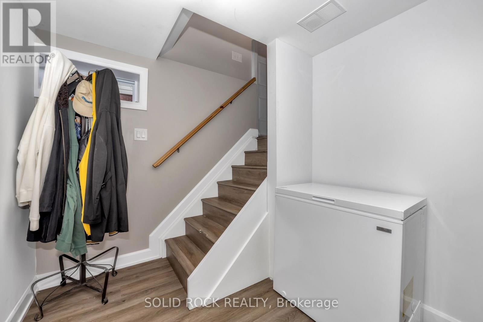 1229 ERINDALE DRIVE Image 22