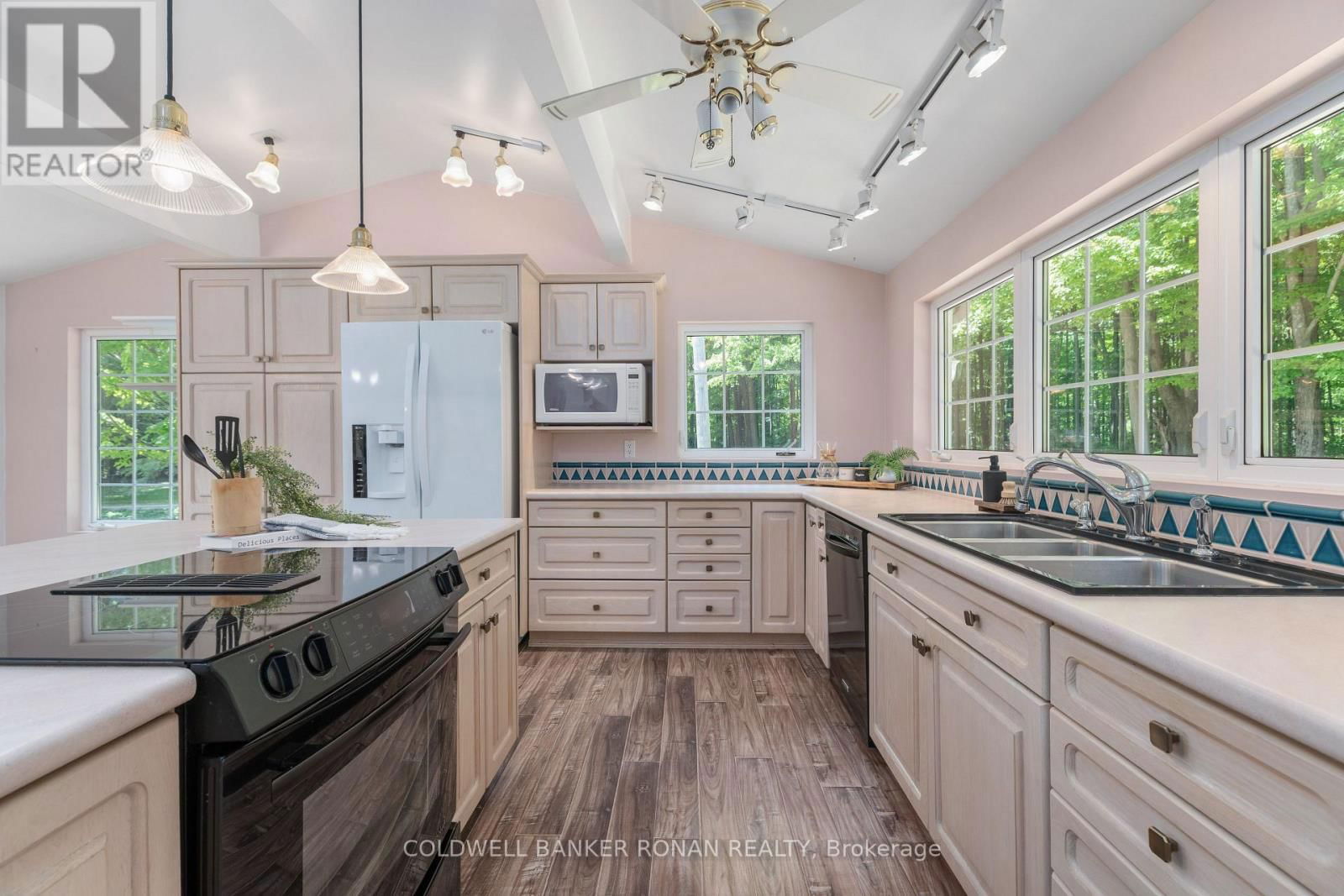 953026 7TH LINE Image 6