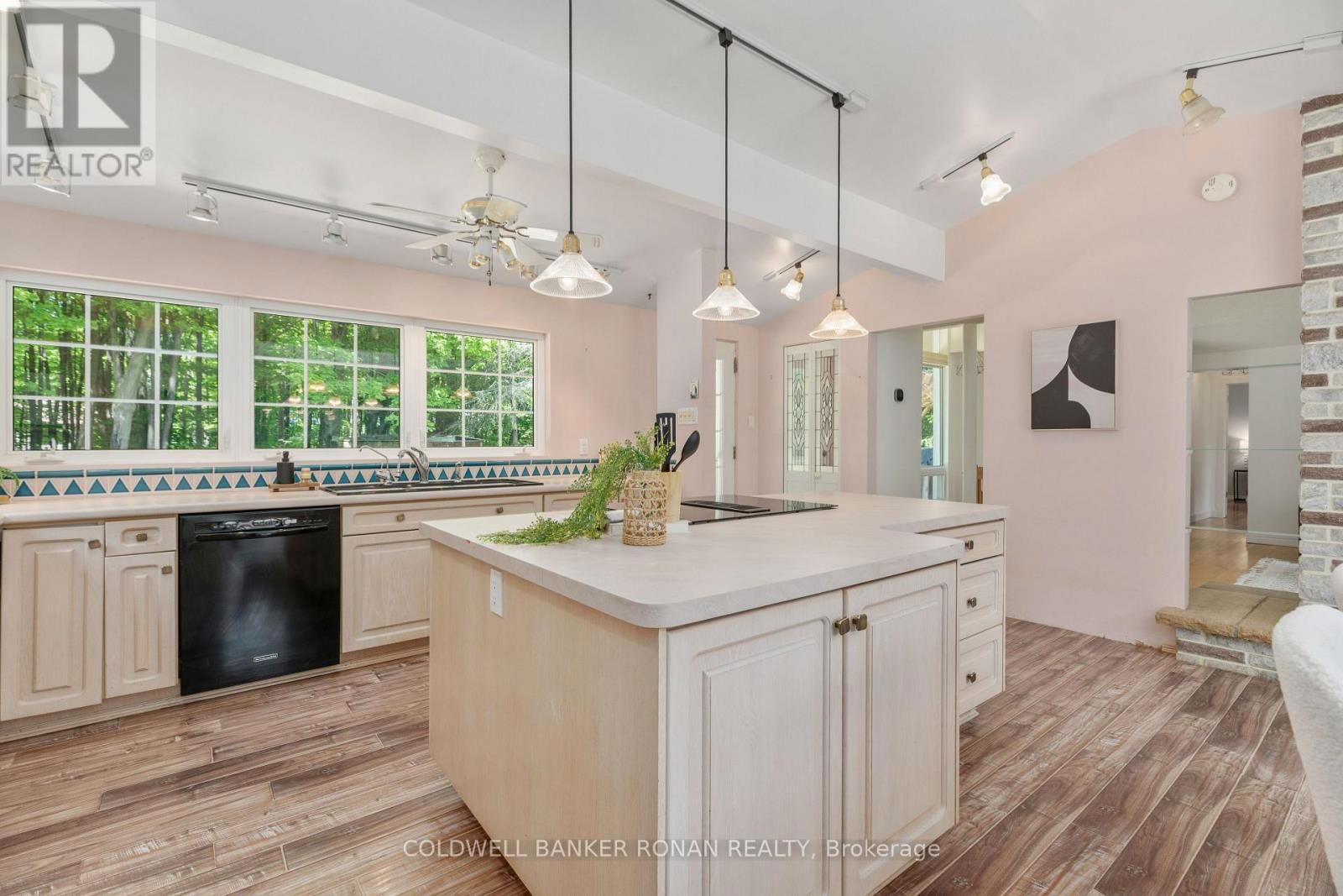953026 7TH LINE Image 7