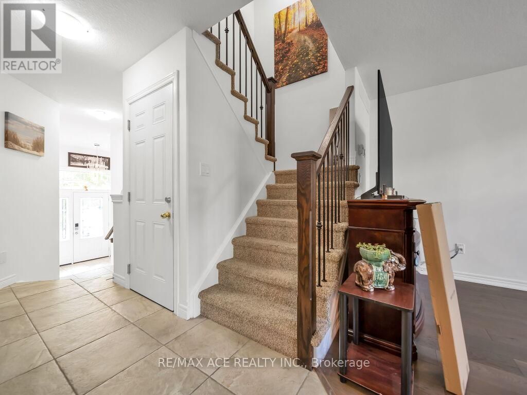 160 KEMP CRESCENT EAST Image 18
