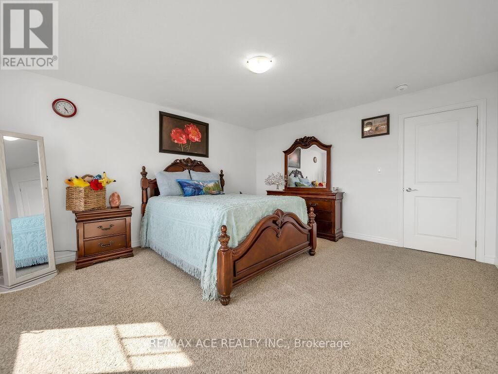 160 KEMP CRESCENT EAST Image 21