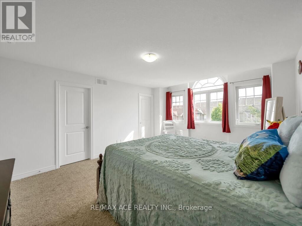 160 KEMP CRESCENT EAST Image 22