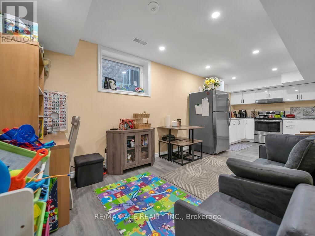 160 KEMP CRESCENT EAST Image 31