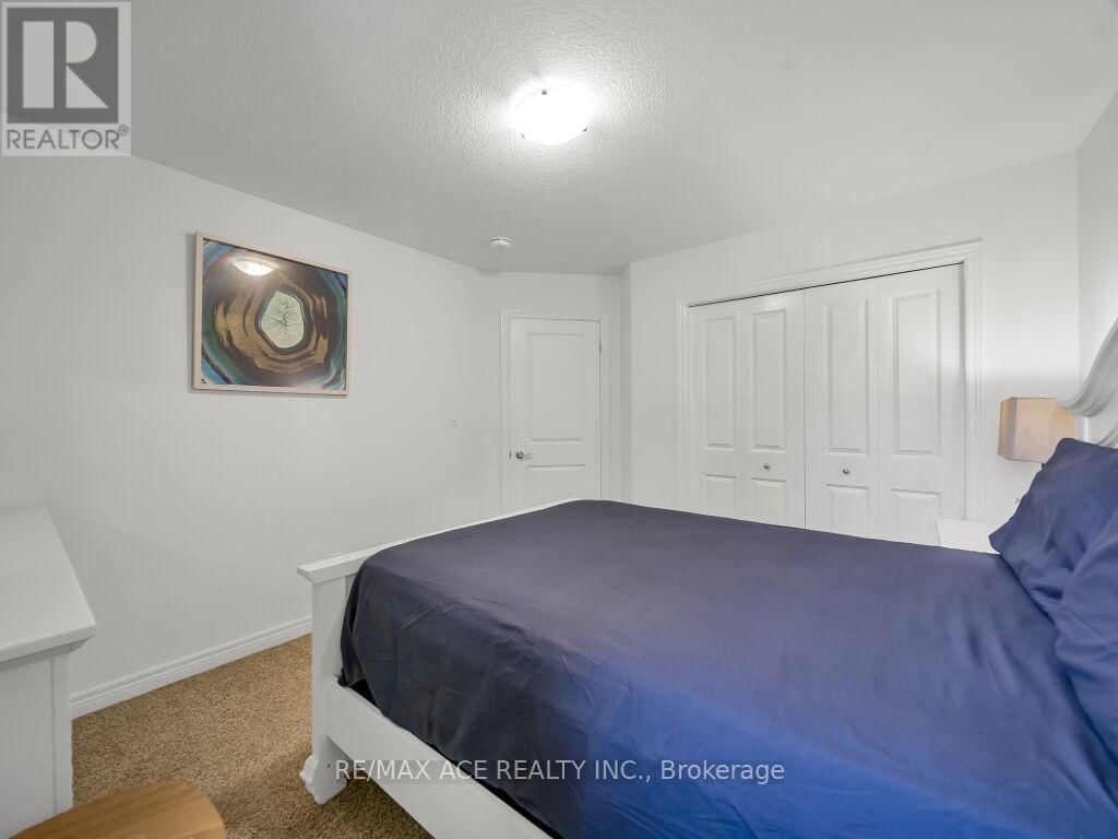 160 KEMP CRESCENT EAST Image 32