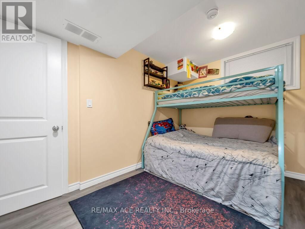 160 KEMP CRESCENT EAST Image 33