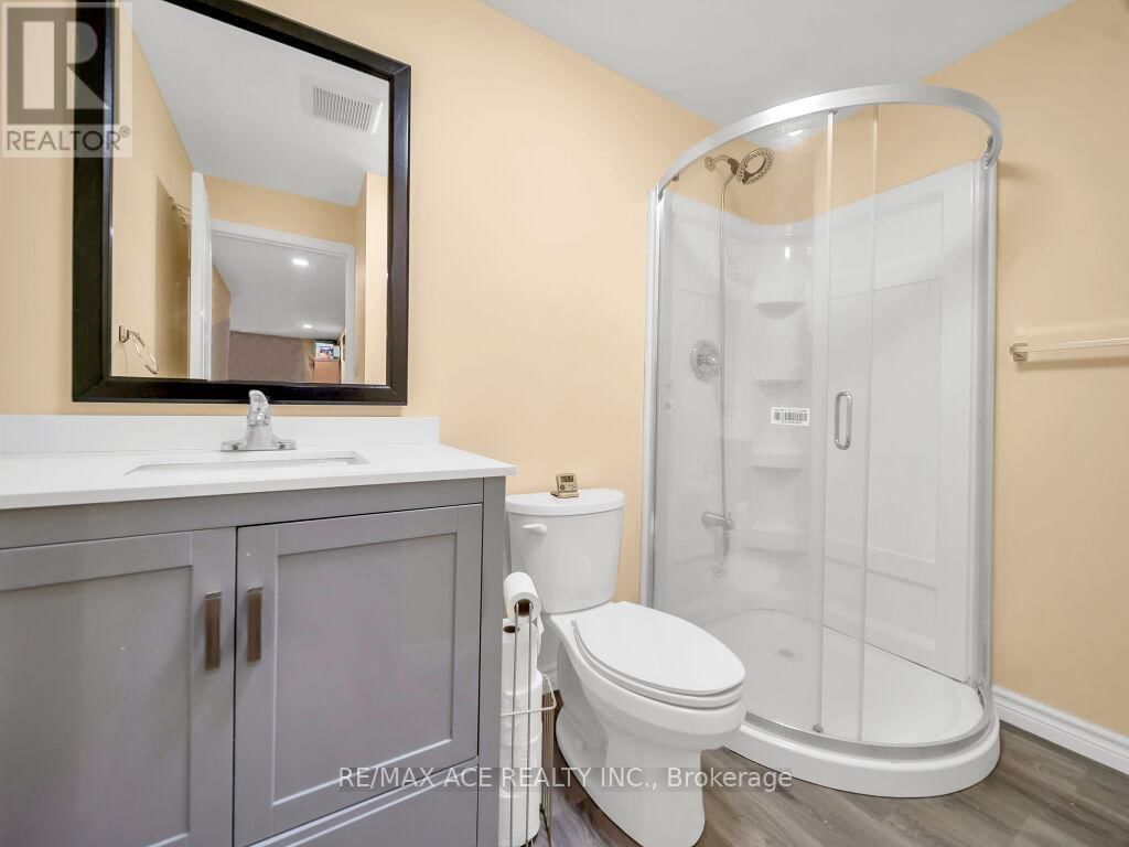 160 KEMP CRESCENT EAST Image 34