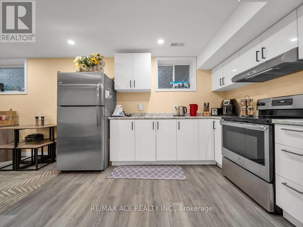 160 KEMP CRESCENT EAST Image 38