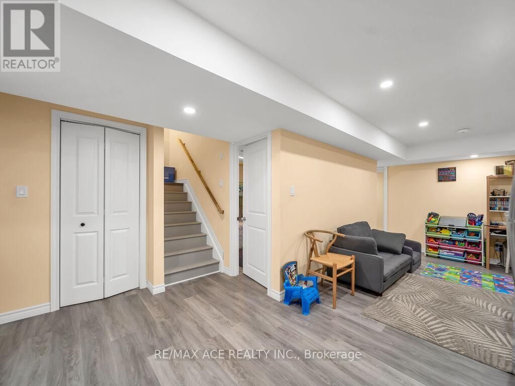 160 KEMP CRESCENT EAST Image 39