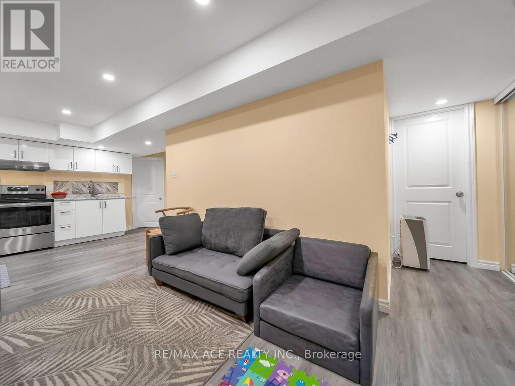 160 KEMP CRESCENT EAST Image 40