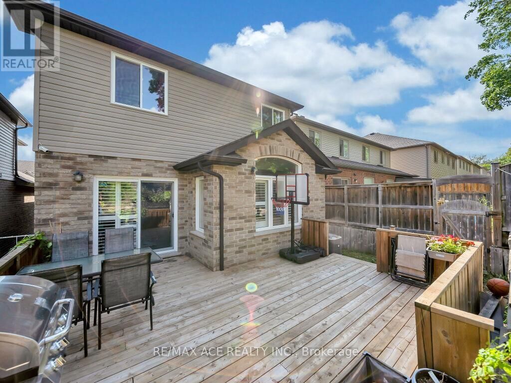 160 KEMP CRESCENT EAST Image 43