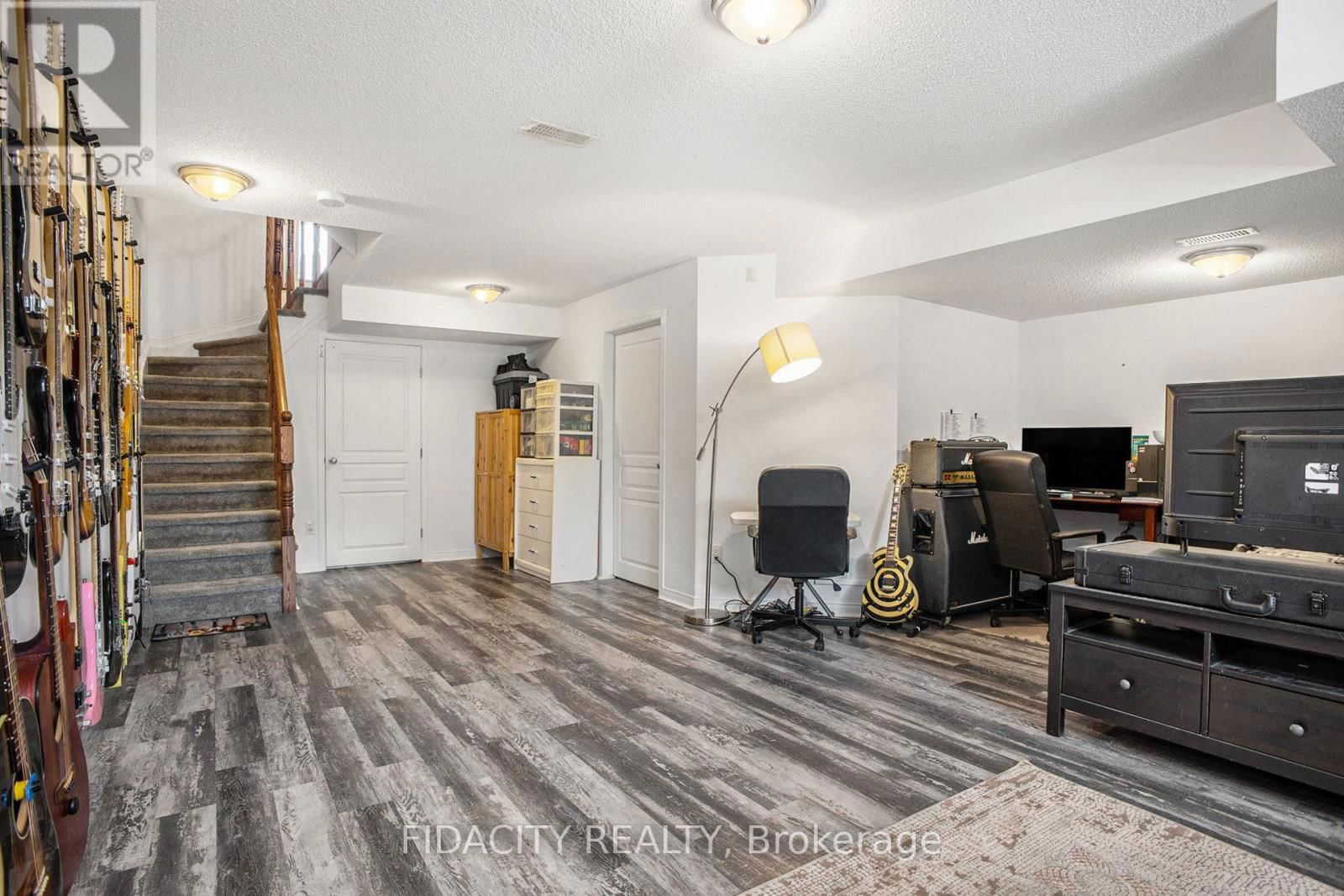 1493 CARRONBRIDGE CIRCLE Image 21