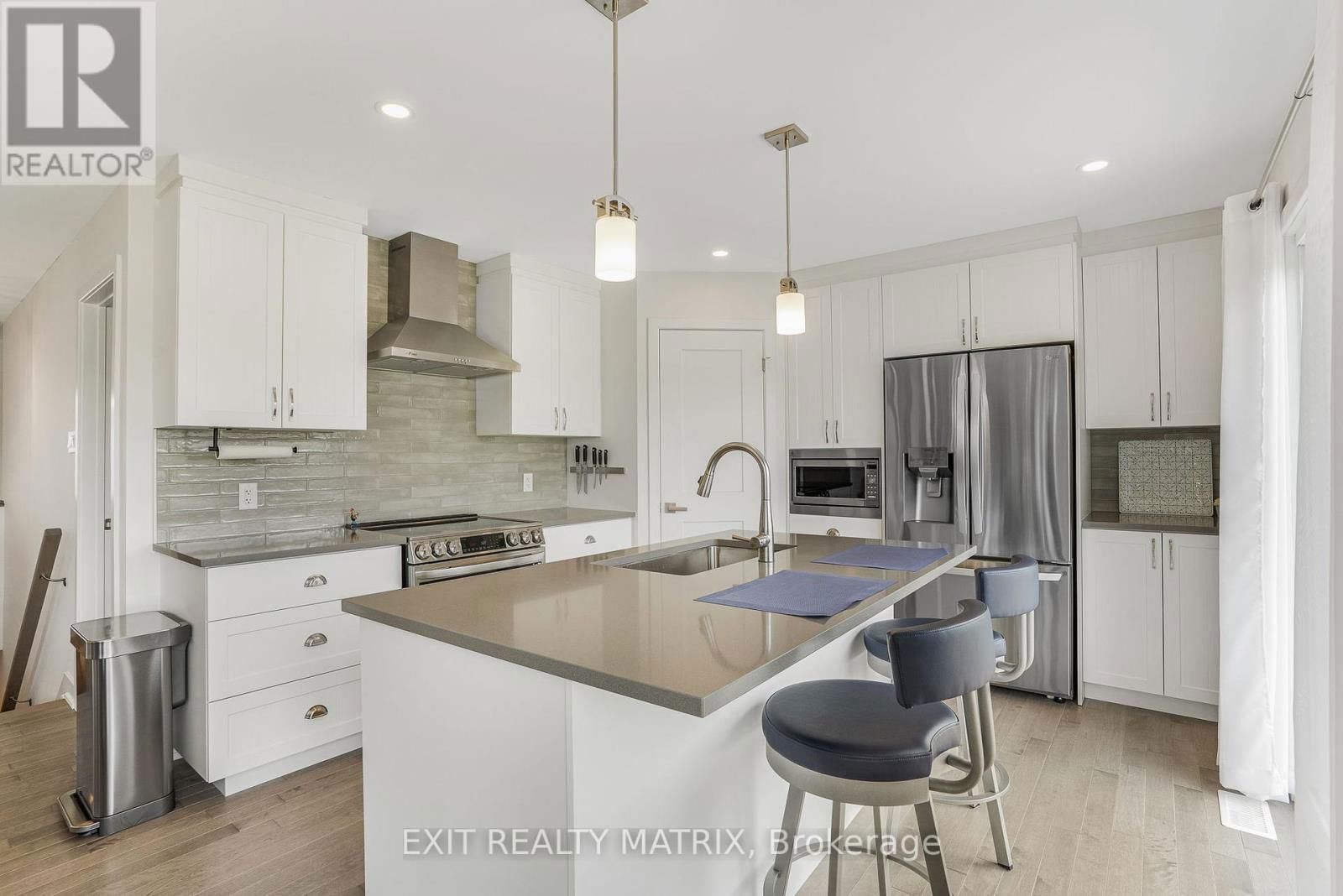 521 BARRAGE STREET Image 11