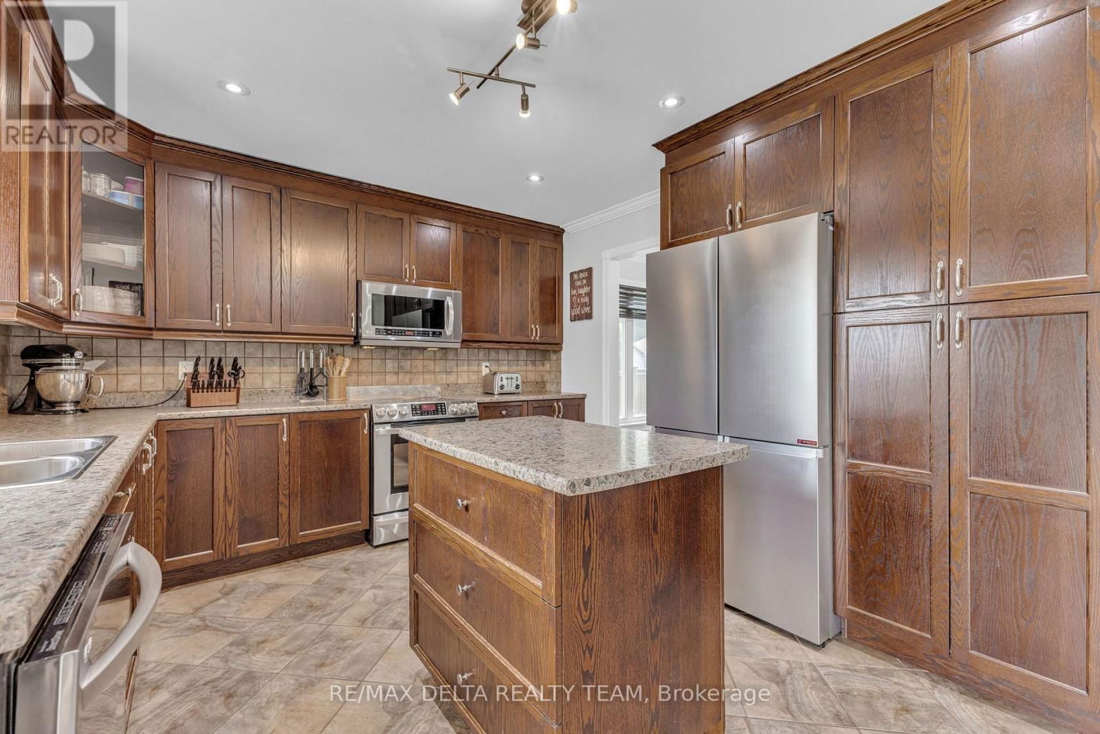 129 ROYAL COURT Image 10
