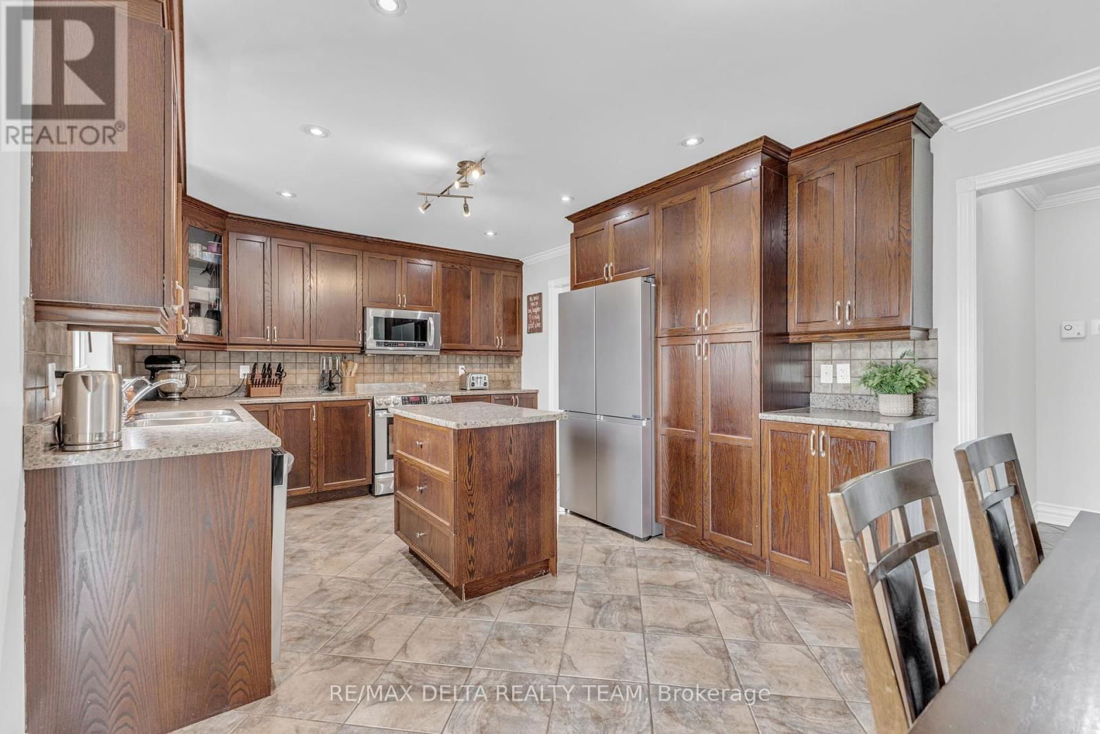 129 ROYAL COURT Image 11