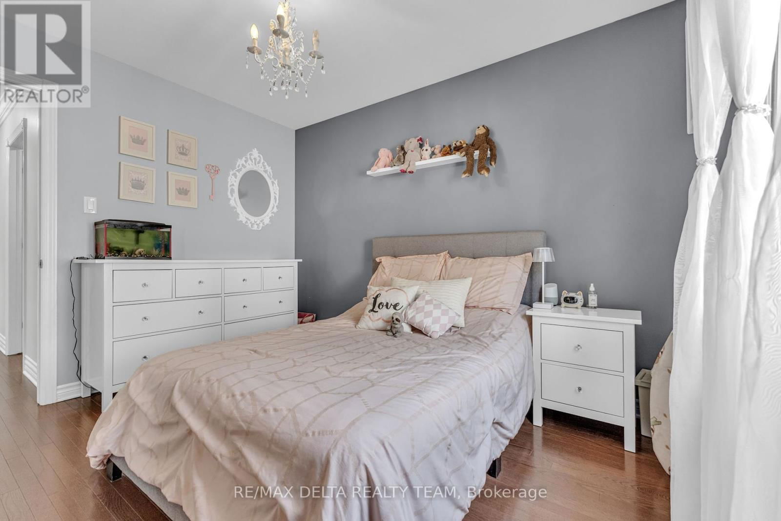 129 ROYAL COURT Image 14