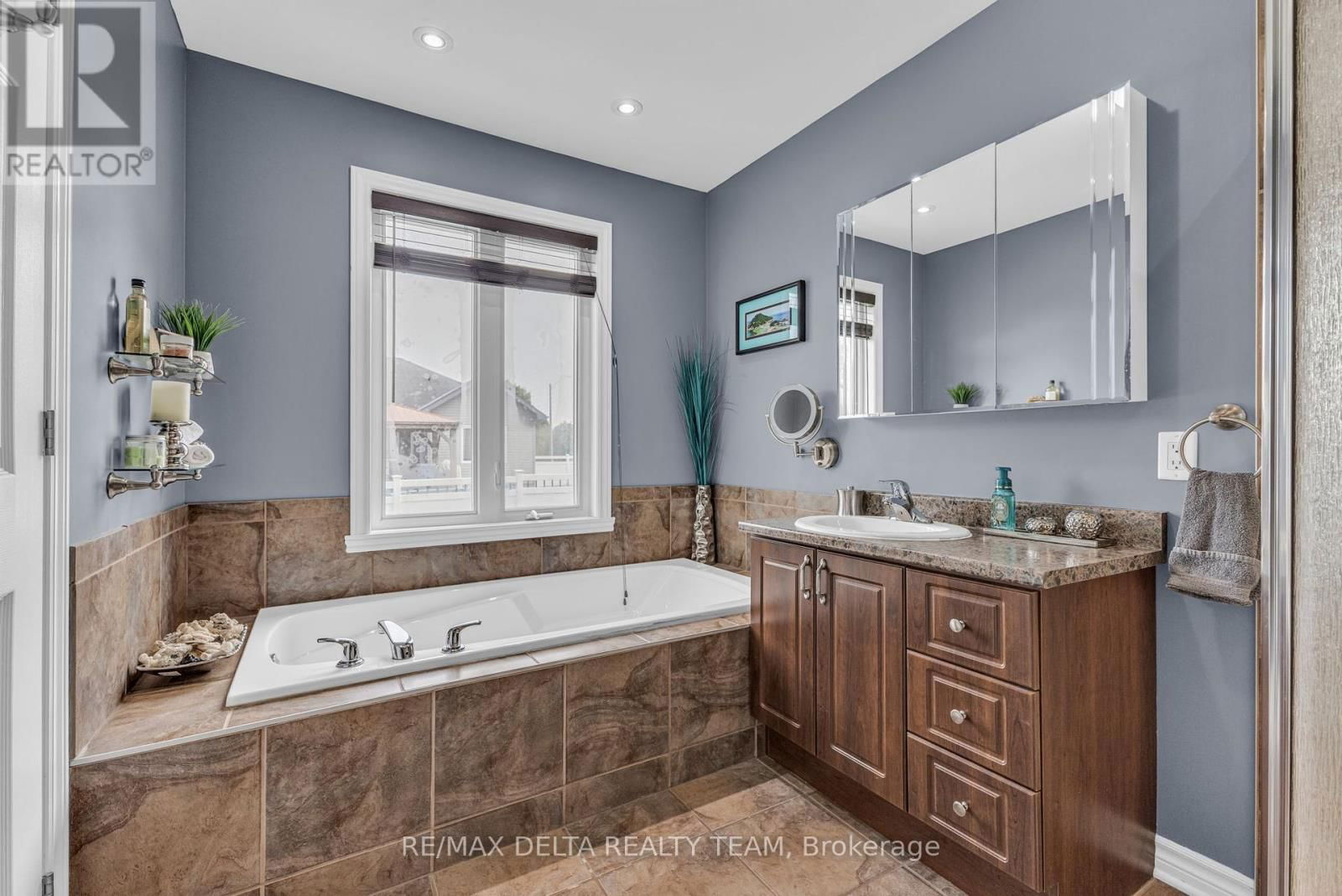 129 ROYAL COURT Image 20