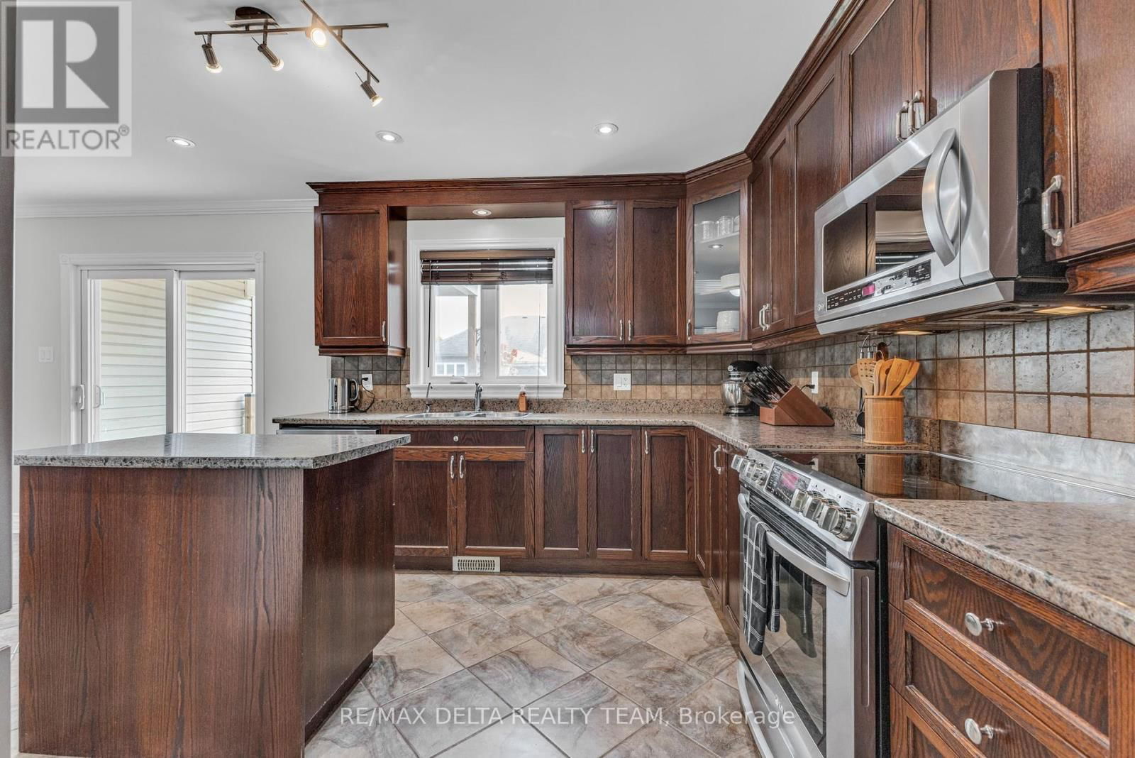 129 ROYAL COURT Image 8