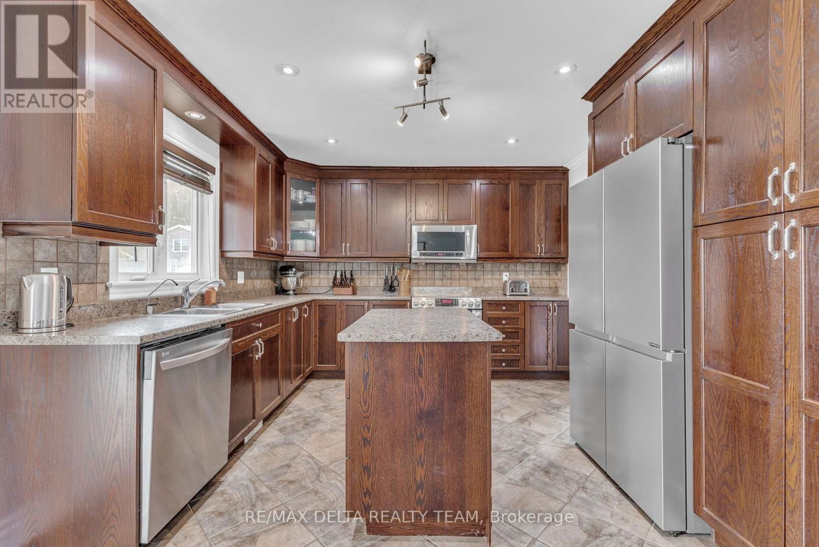 129 ROYAL COURT Image 9
