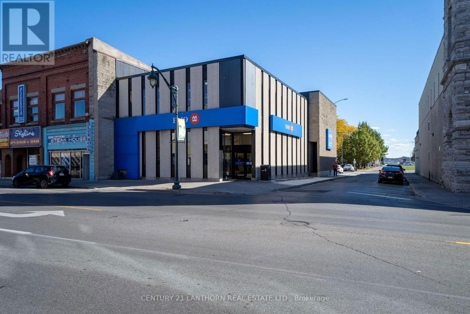55 DUNDAS STREET WEST Image 32