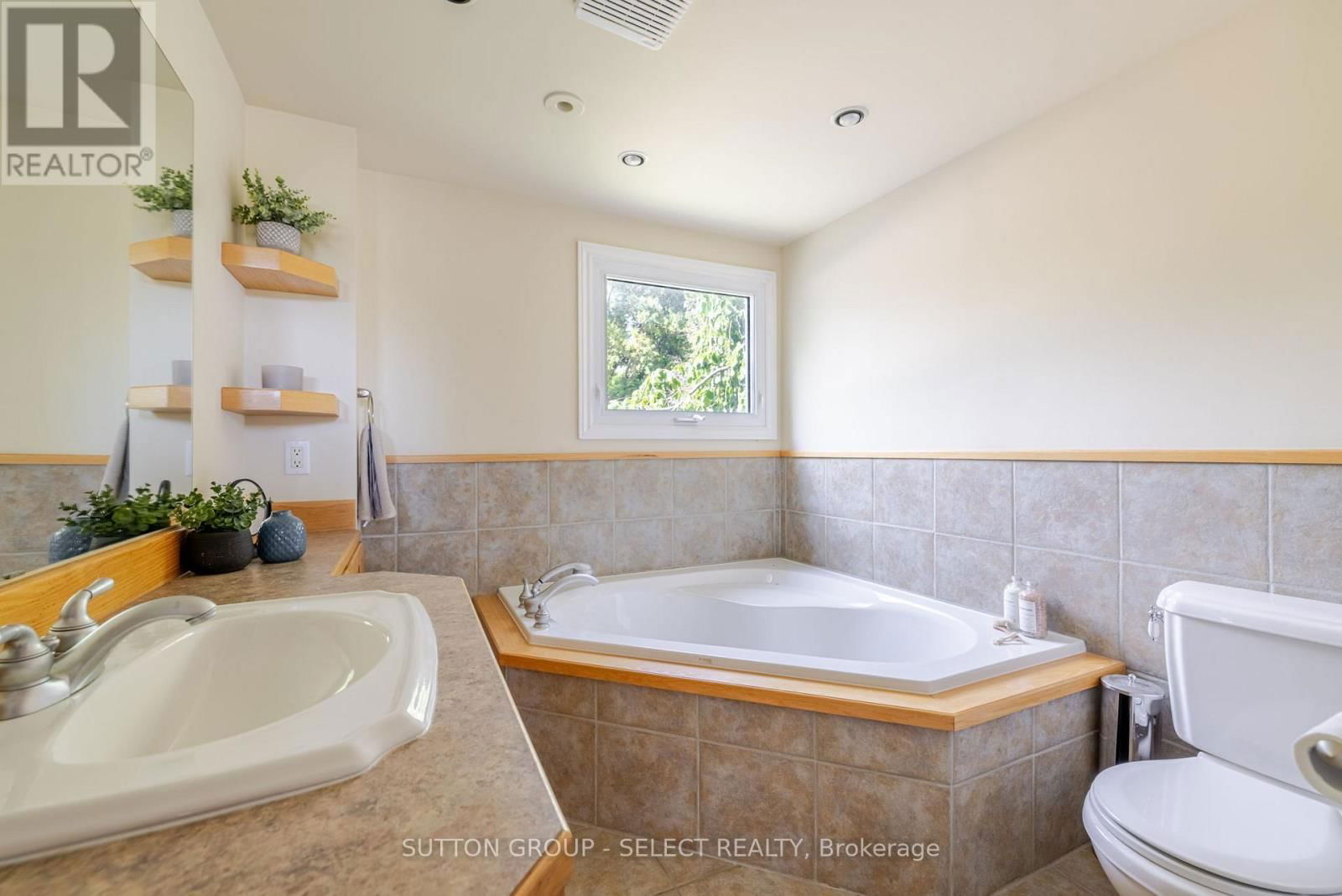 7474 RIVERSIDE DRIVE Image 29