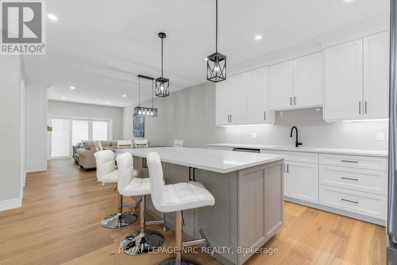 736 CLARENCE STREET Image 10