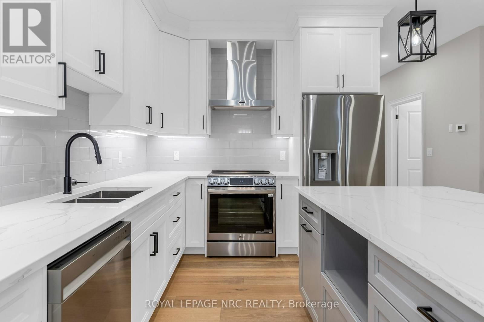 736 CLARENCE STREET Image 11